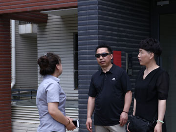 到约定地点接客户
